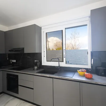 Mandali 20 - Fully Renovated פאראלימני